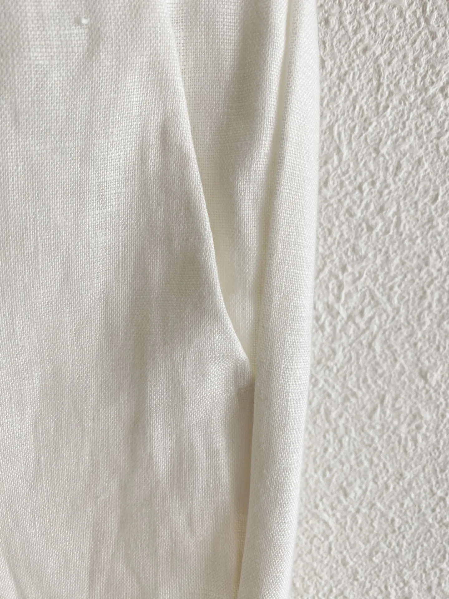 Loro Piana linen tapered trousers Fabric: Made of 100% Italian rain dew linen, treated with the brand's exclusive softening process to weaken the rough and skin-piercing feel of the original linen material; the surface retains the natural clear linen texture, matte low-saturated tone, Breathable and quick-drying, making it the core fabric for a complete set of spring and summer old-money styles. Pattern structure: tapered cut, wide at the top and slightly tapered at the bottom, with the trousers length exposing the ankles, neat and not dragging, modifying the leg shape, and highly tolerant to various leg types; single pleat design on the front, increasing abdominal margin, and no tight wrinkles when sitting for long periods of time; clever waistband, standard trousers placket + belt loops on the front, hidden elastic waist on both sides, taking into account formal formality and daily comfort, without picking on the waistline; It has diagonal pockets on both sides, minimalist wiring and no exposed logos, maintaining a low-key texture; the flat trouser legs do not need to be rolled, and have relaxed and casual lines. Color options: Dark Coffee Brown, Navy Blue, Cream White, and native hemp Beige, covering all commuting, leisure, and vacation scenarios. Style positioning: Italian relaxed and light business style, minimalist holiday style, new Chinese style daily wear, same style unisex version for men and women, focusing on high-end complete sets without logos. Sizes:M-4XL